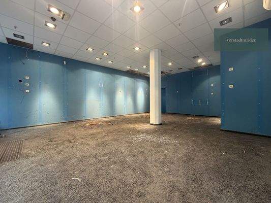 Helle Verkaufsfläche gegenüber der LMU