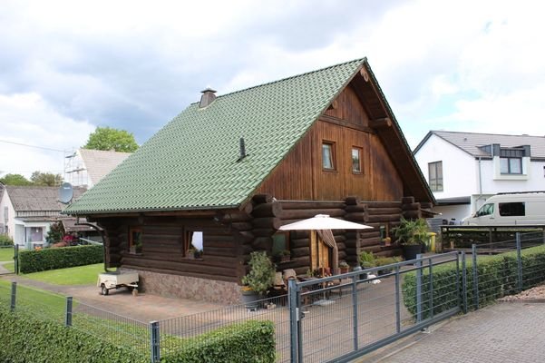 Massives Holzhaus auf ebenen Grundstück