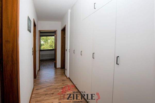 Diele bei Schlafräumen EG