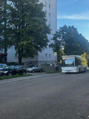 Straßenansicht mit Bushaltestelle vor dem Haus