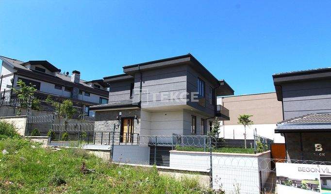 Detached Villa with Pool in Nilüfer Gümüştepe