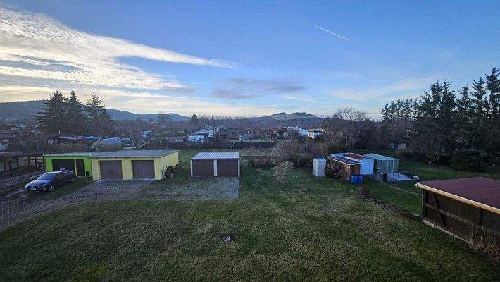 Blick in den Garten und zu den Garagen