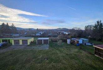 Blick in den Garten und zu den Garagen