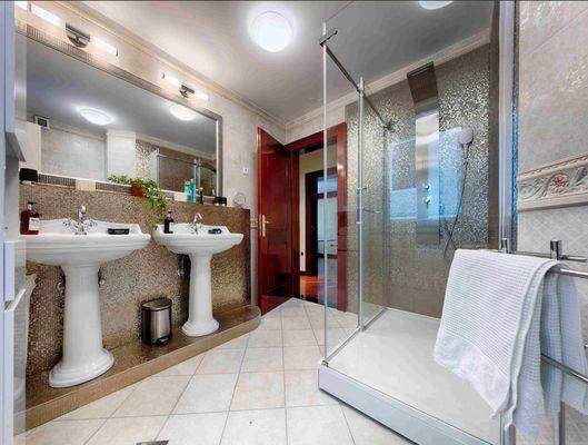 Dekorative Spiegel mit antikem Rahmen