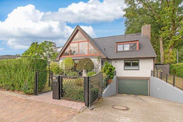 Hausansicht vorn: mit einladendem Eingangsbereich