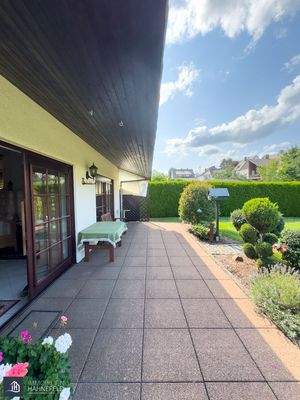 Teilüberdachte Terrasse