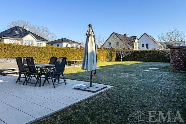 Blick von der Terrasse in den Garten