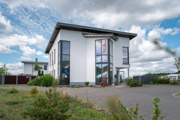 10_büro-mieten-usedom-außenansicht-bürogebäude-