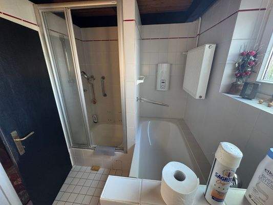 Vollbad mit separater Dusche