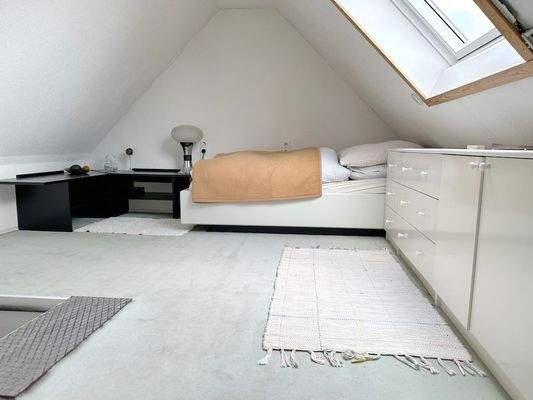 Plus ca. 40 m² in 2 Spitzböden (über Einschubtreppe).