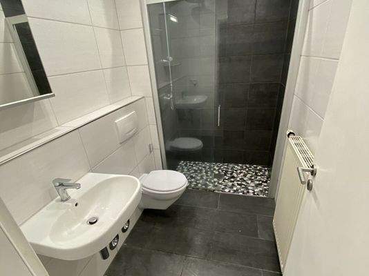 Badezimmer Souterrain links