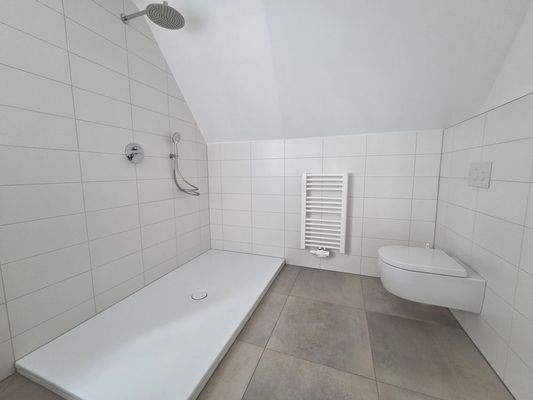 mit Dusch, WC und Handtuchheizkörper