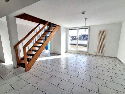 Wohnzimmer + Treppenaufgang