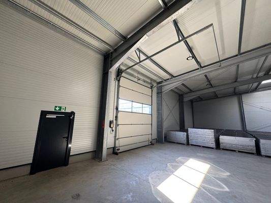 Halle 4 Rolltor und Ausgang vorderseitig.JPG