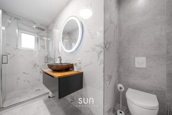 BAD MIT HOCHWERTIGER AUSSTATTUNG