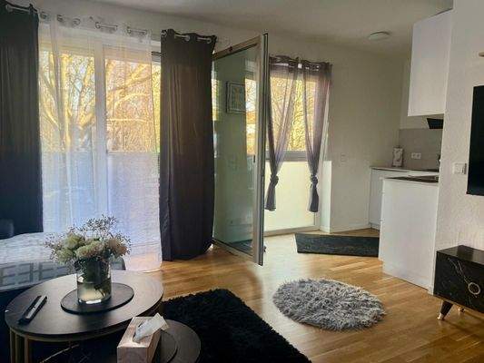 Helles Wohnzimmer mit Balkon