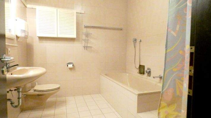 Bad mit Wanne + Dusche