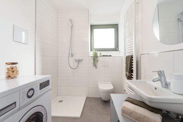 Tageslichtbad mit Waschmaschinenanschluss