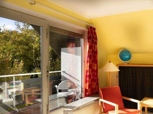 Sonniges Zimmer mit Balkon