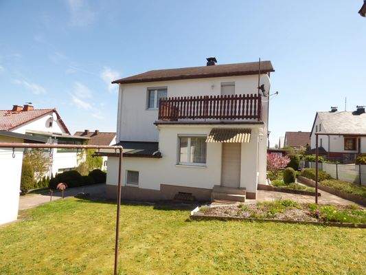 rückwärtige Ansicht mit Rasenfläche