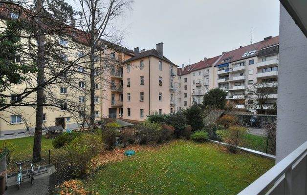Blick vom Balkon in den Innenhof