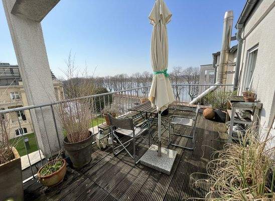 Nord-West Terrasse mit Rheinblick