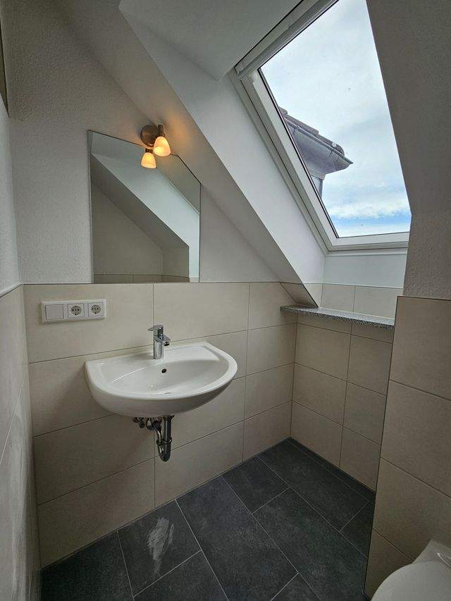 Frisch sanierte 2-Zimmer-Altbauwohnung mit EBK und Tageslichtbad - Photo 2