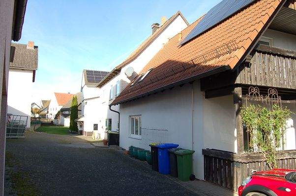 05 Seitenansicht mit Zufahrt Hof.JPG