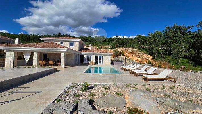 Luxuriöse Terrasse mit Pool und Jacuzzi