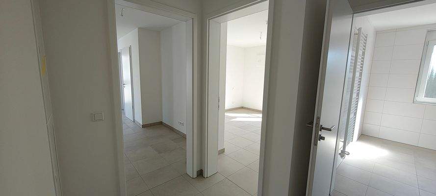 Flur zu Wohnen, Schlafen, Bad (spiegelverkehrt)