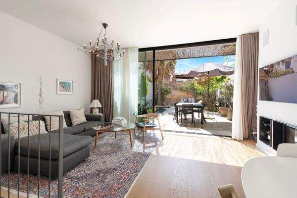 Wohnbereich mit angrenzender Terrasse