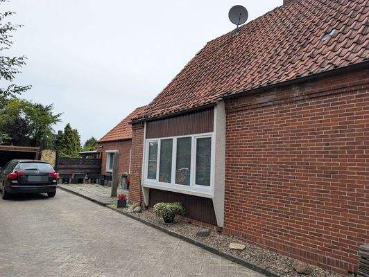 seitl. Frontnsicht mit Garage