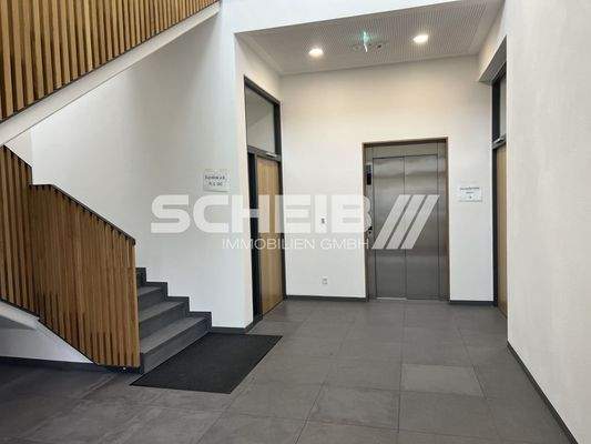 mit Treppe und Aufzug erreichbar