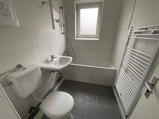 Tageslichtbad mit Wanne