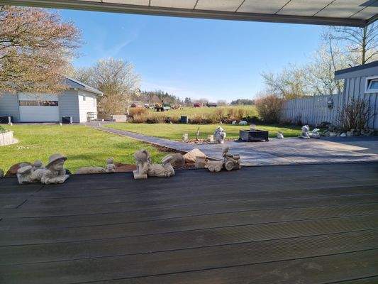 Hier können Sie von der Terrasse ins saftige Grün schauen.