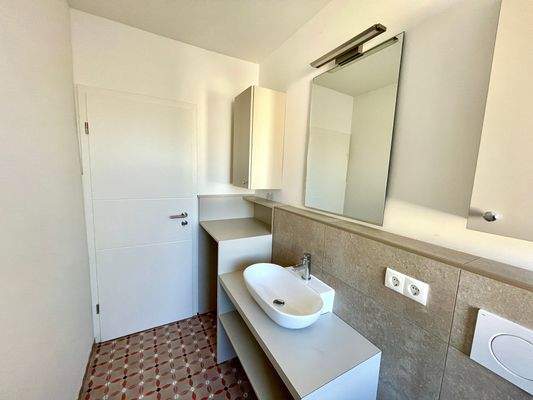 Bad mit Fenster, geräumiger Dusche