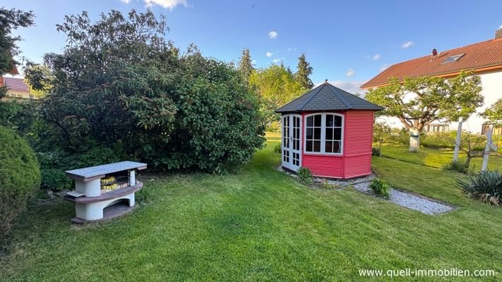 Garten mit Pavillon