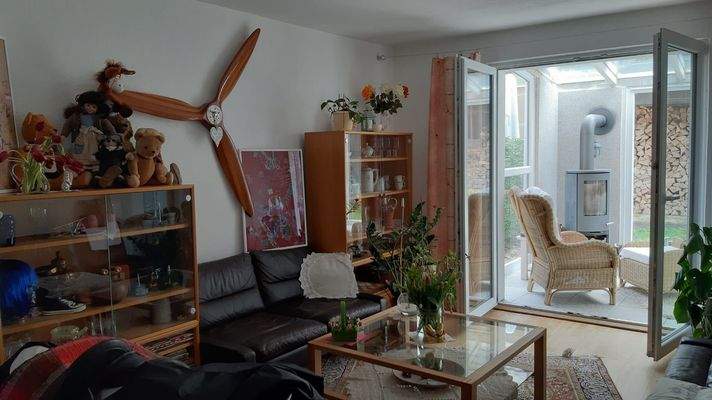 Wohn- und Esszimmer mit Ausgang zum Wintergarten (bewohnt)