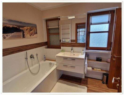 Bad groß, renoviert