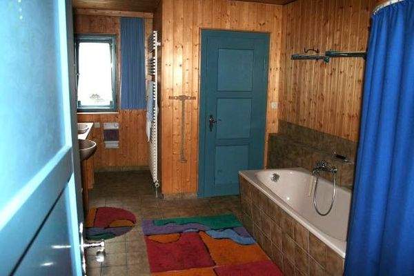 Badezimmer und integriertes WC als separater Raum