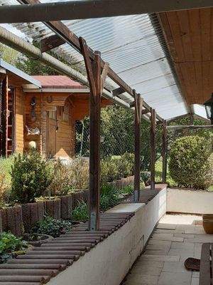 Blick auf Gästehaus und Geräteschuppen