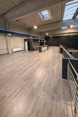 Empore mit offener Küche