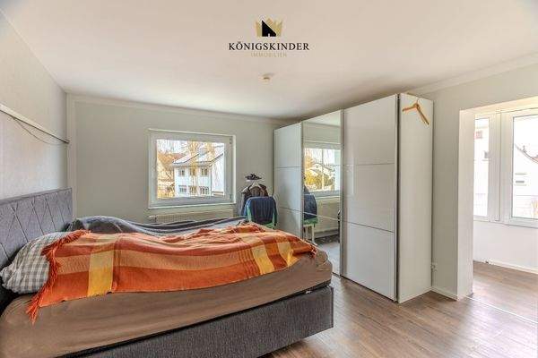 Großzügiges Schlafzimmer mit Ankleide (Wohneinheit 1)