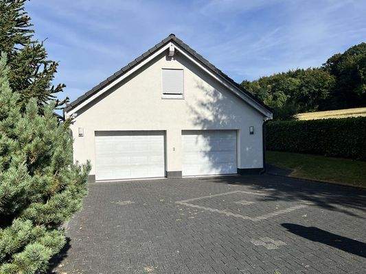 Doppelgarage mit ca. 600 qm Grundstück zur Sondernutzung