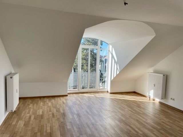 Lichtdurchflutete 2-Raum DG Wohnung mit Balkon in Waldheim