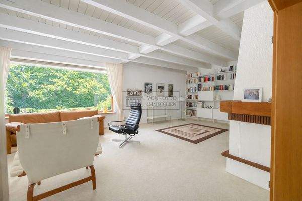 großzügiges Wohnzimmer