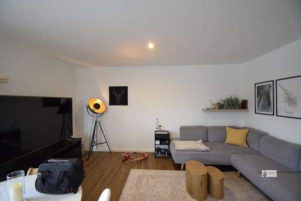 Blick ins Wohnzimmer von der Küche aus