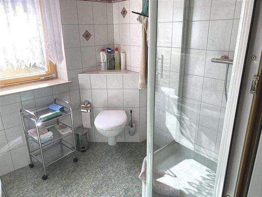 Bad mit Dusche im OG