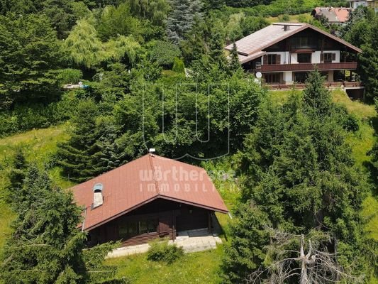 Ansicht auf Landhausvilla und Blockhaus