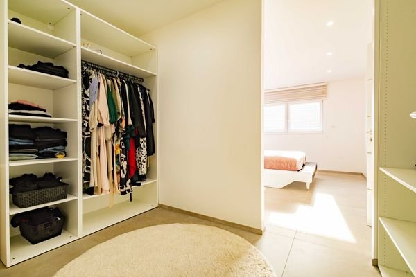 ...begehbarem Kleiderschrank und...